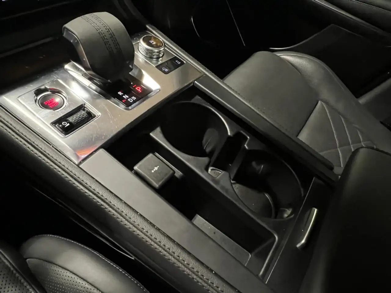 Jaguar F-Pace photo Jaguar F-Pace