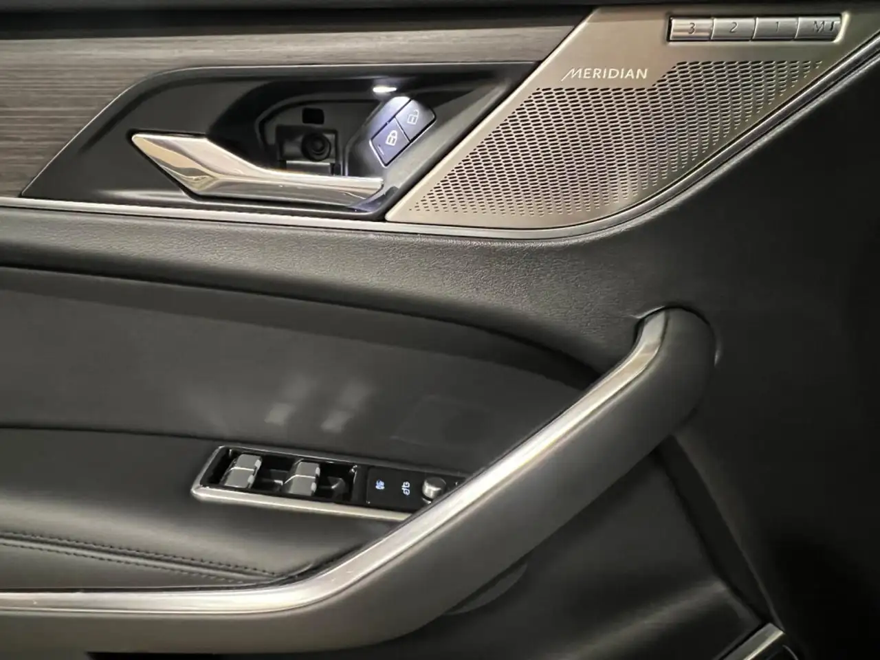 Jaguar F-Pace photo Jaguar F-Pace