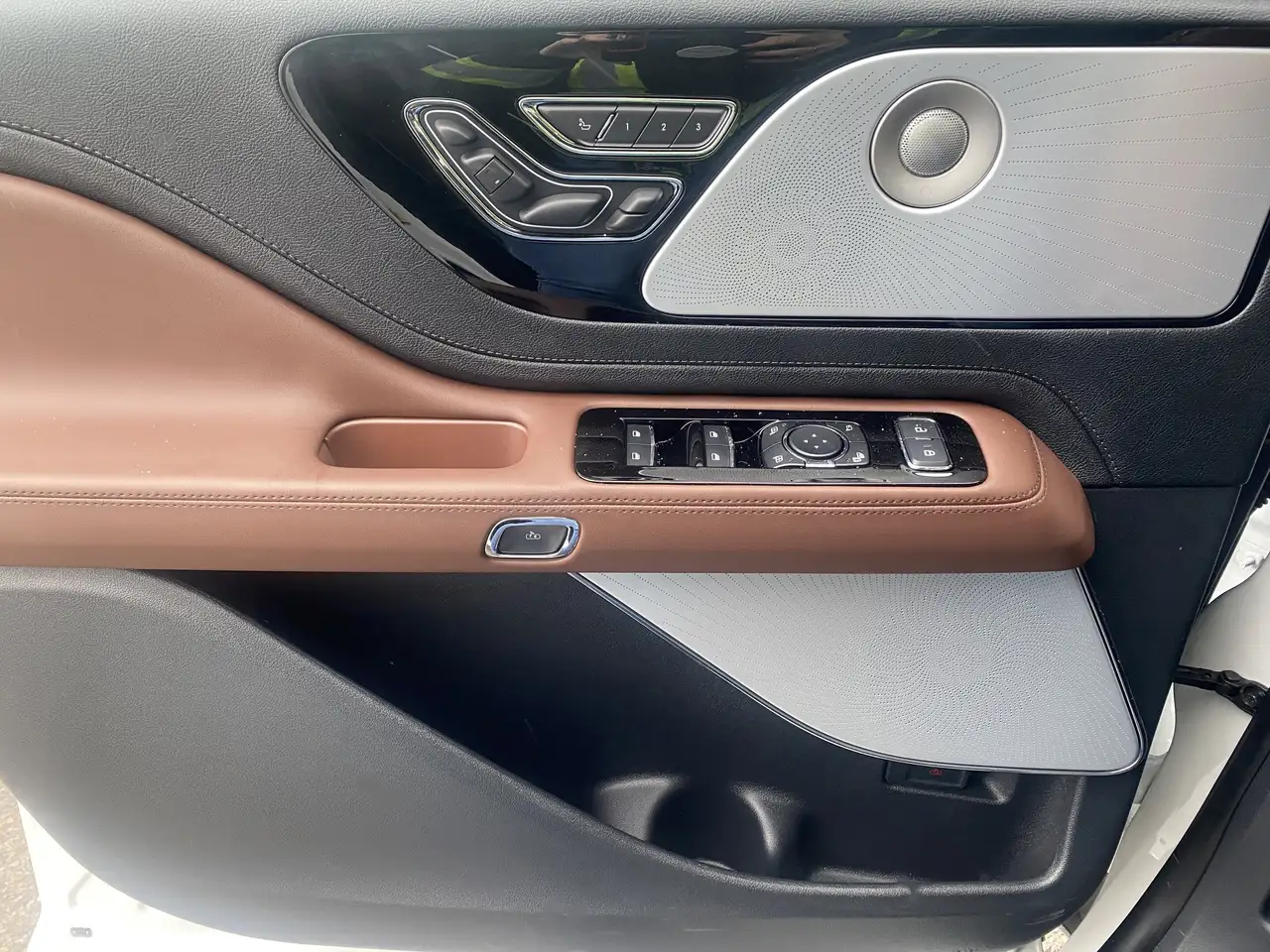 Lincoln Aviator снимка Lincoln Aviator