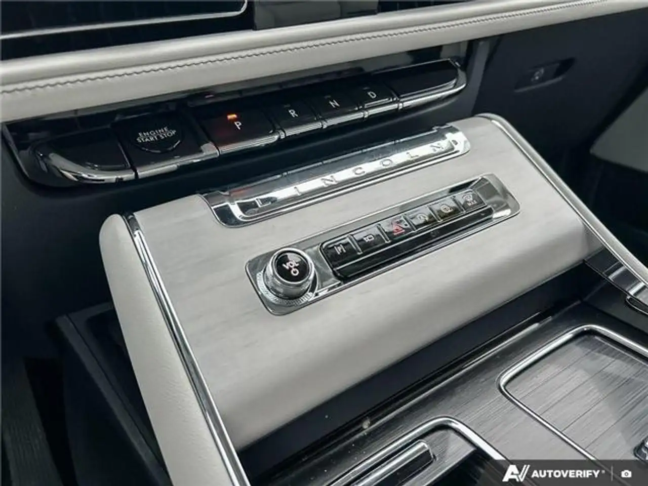 Lincoln Aviator снимка Lincoln Aviator