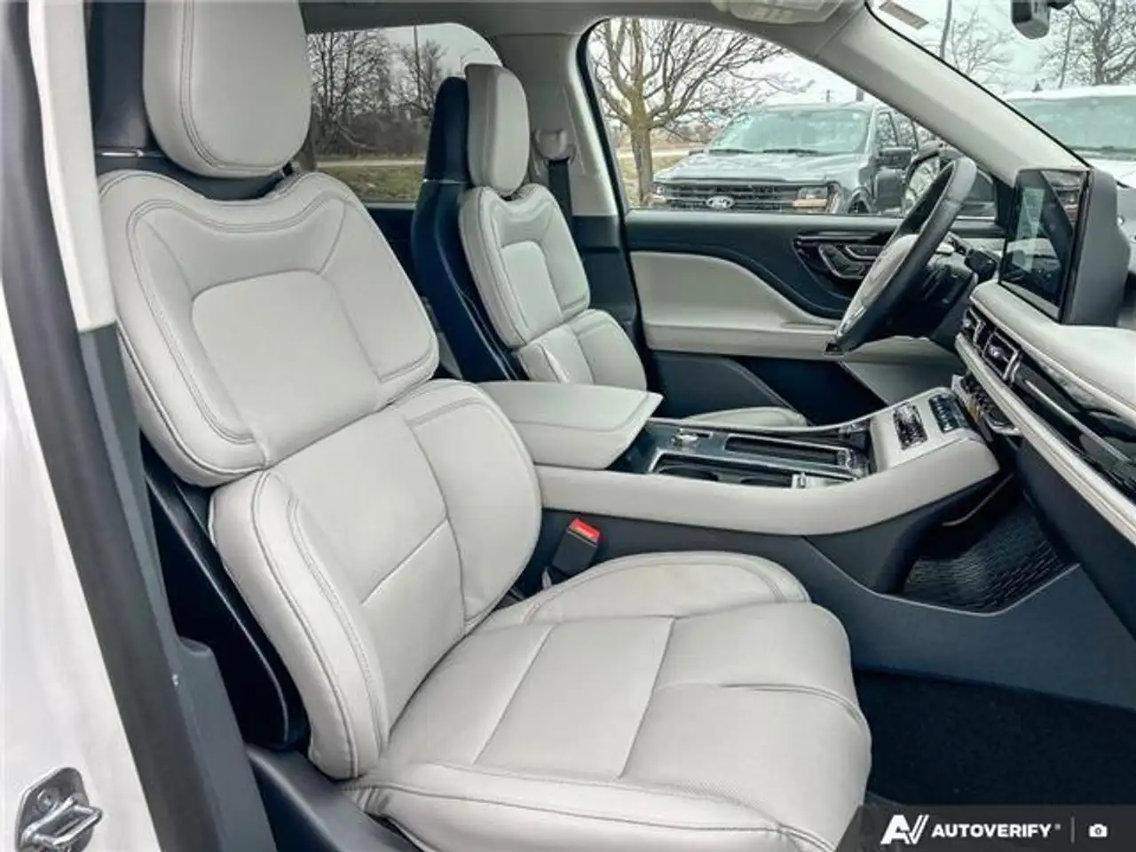 Lincoln Aviator снимка Lincoln Aviator