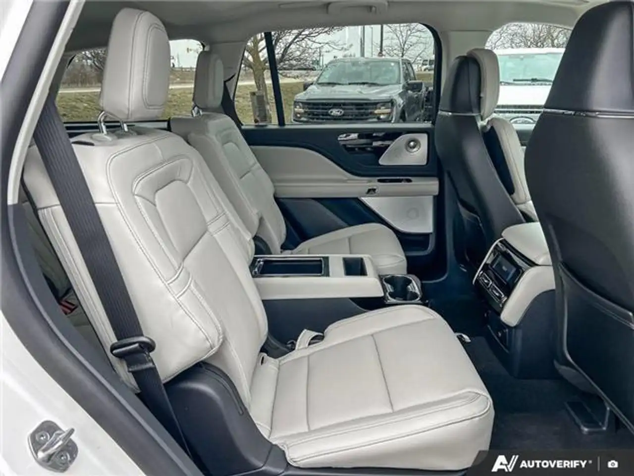 Lincoln Aviator снимка Lincoln Aviator