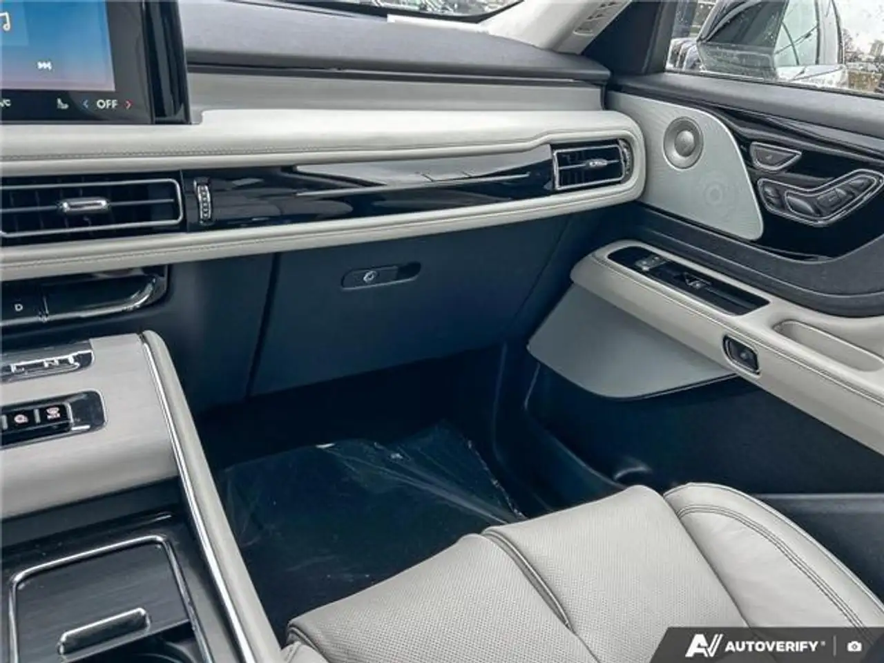 Lincoln Aviator снимка Lincoln Aviator