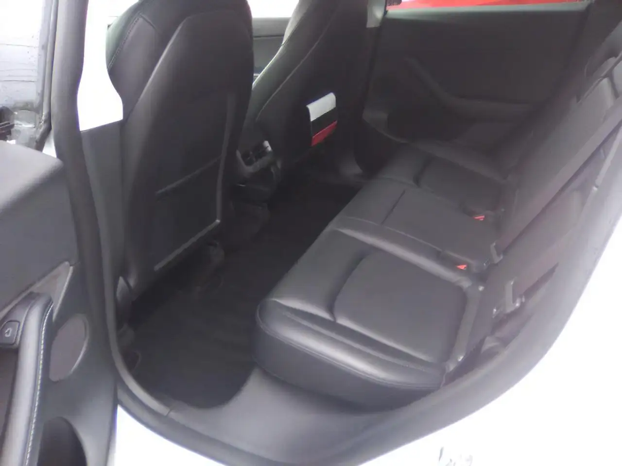 Tesla Model Y снимка Tesla Model Y