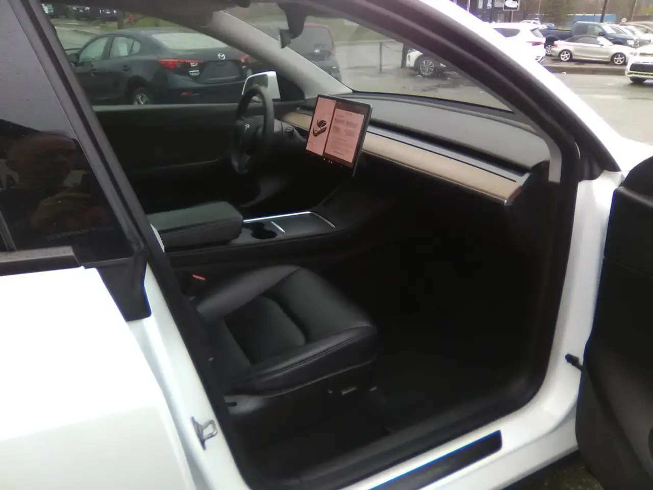 Tesla Model Y снимка Tesla Model Y