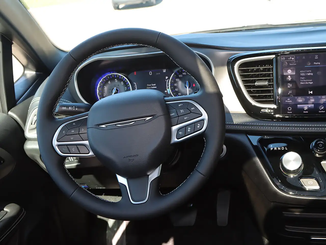 Chrysler Pacifica снимка Chrysler Pacifica