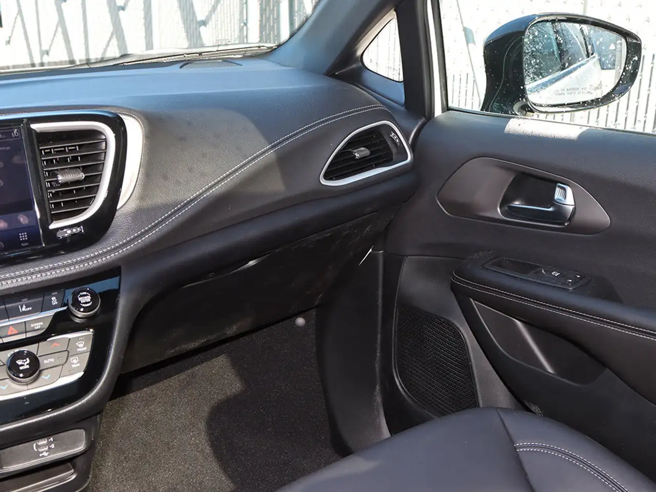 Chrysler Pacifica снимка Chrysler Pacifica