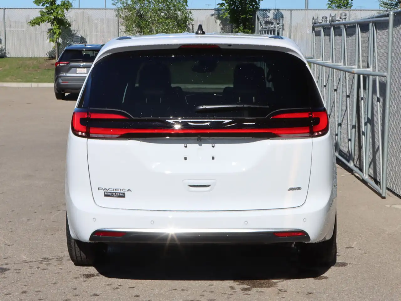 Chrysler Pacifica снимка Chrysler Pacifica