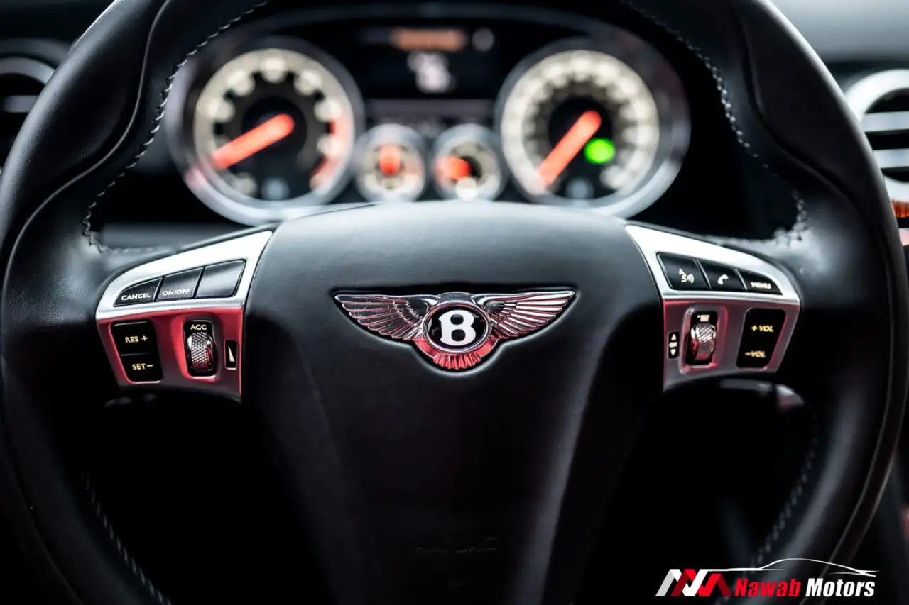 Bentley Flying Spur photo Bentley Flying Spur