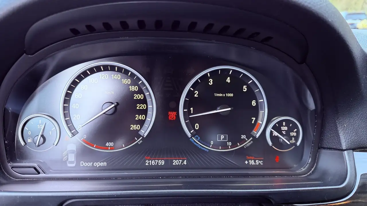 BMW 5 Series снимка BMW 5 Series