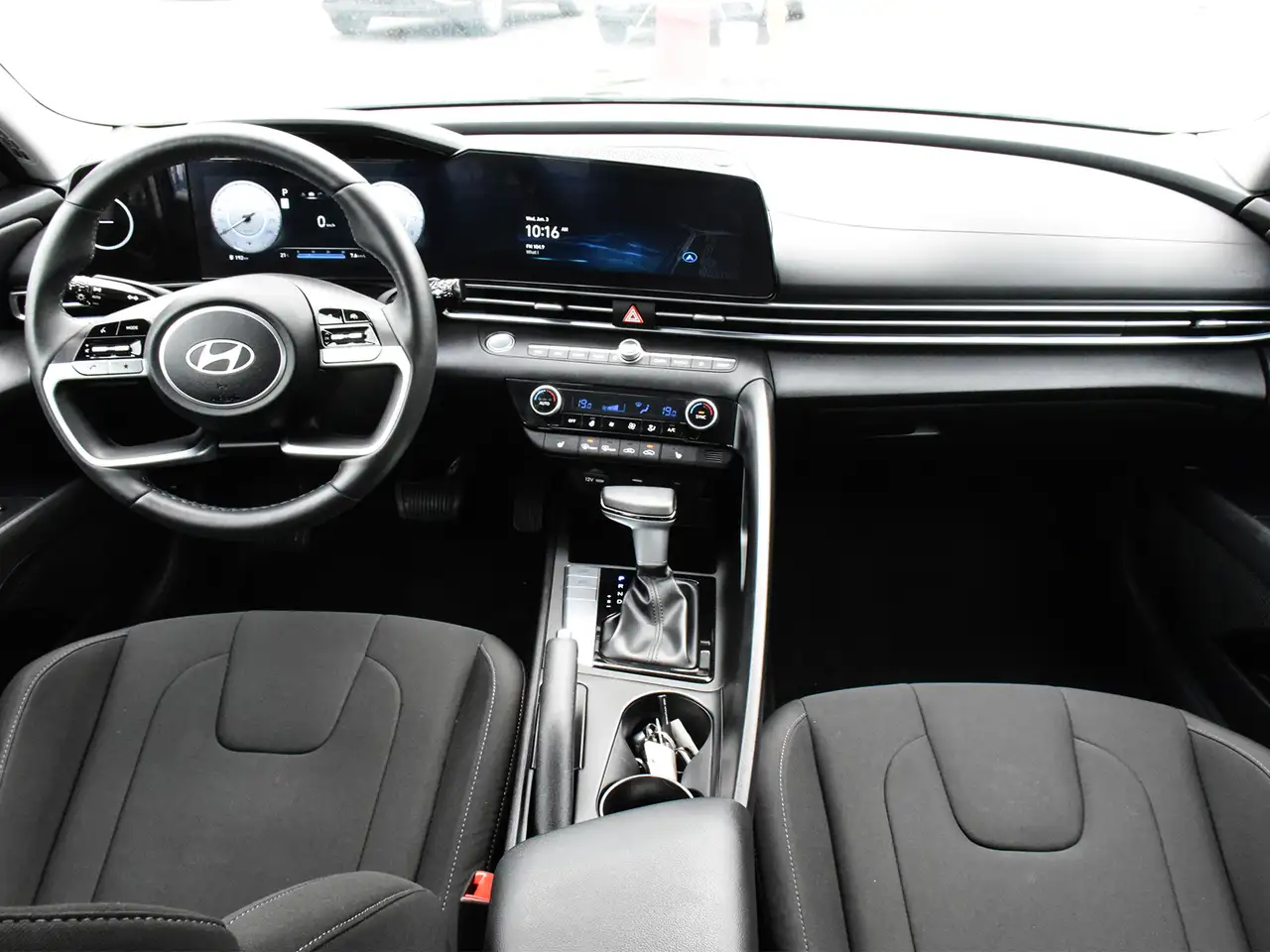 Hyundai ELANTRA снимка Hyundai ELANTRA