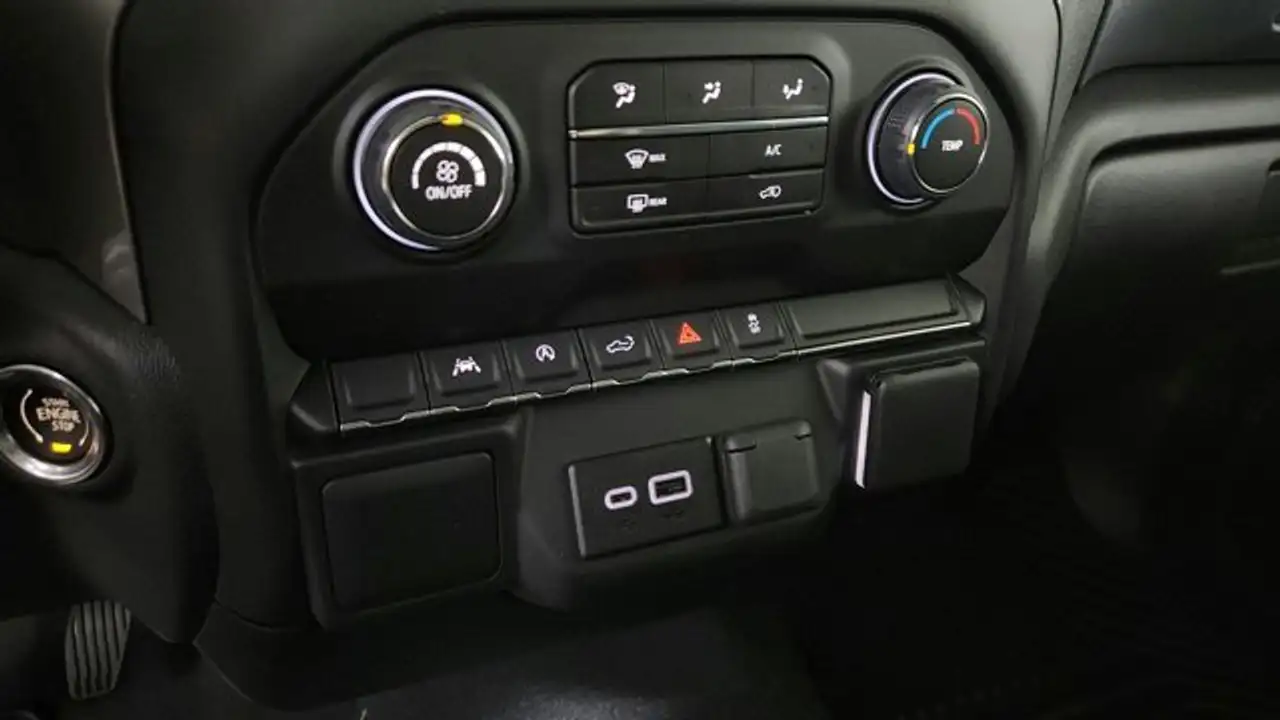 Chevrolet Silverado 1500 photo Chevrolet Silverado 1500