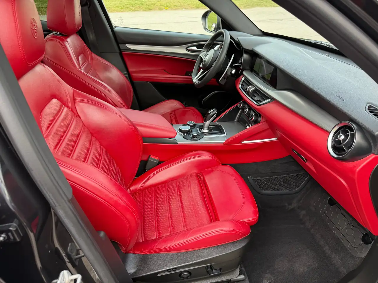 Alfa Romeo Stelvio снимка Alfa Romeo Stelvio