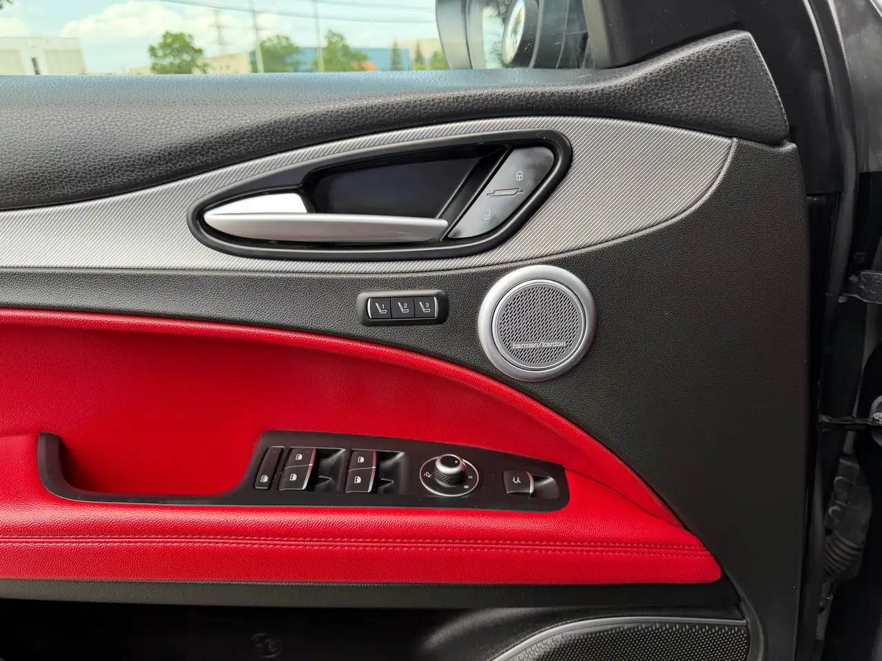 Alfa Romeo Stelvio снимка Alfa Romeo Stelvio