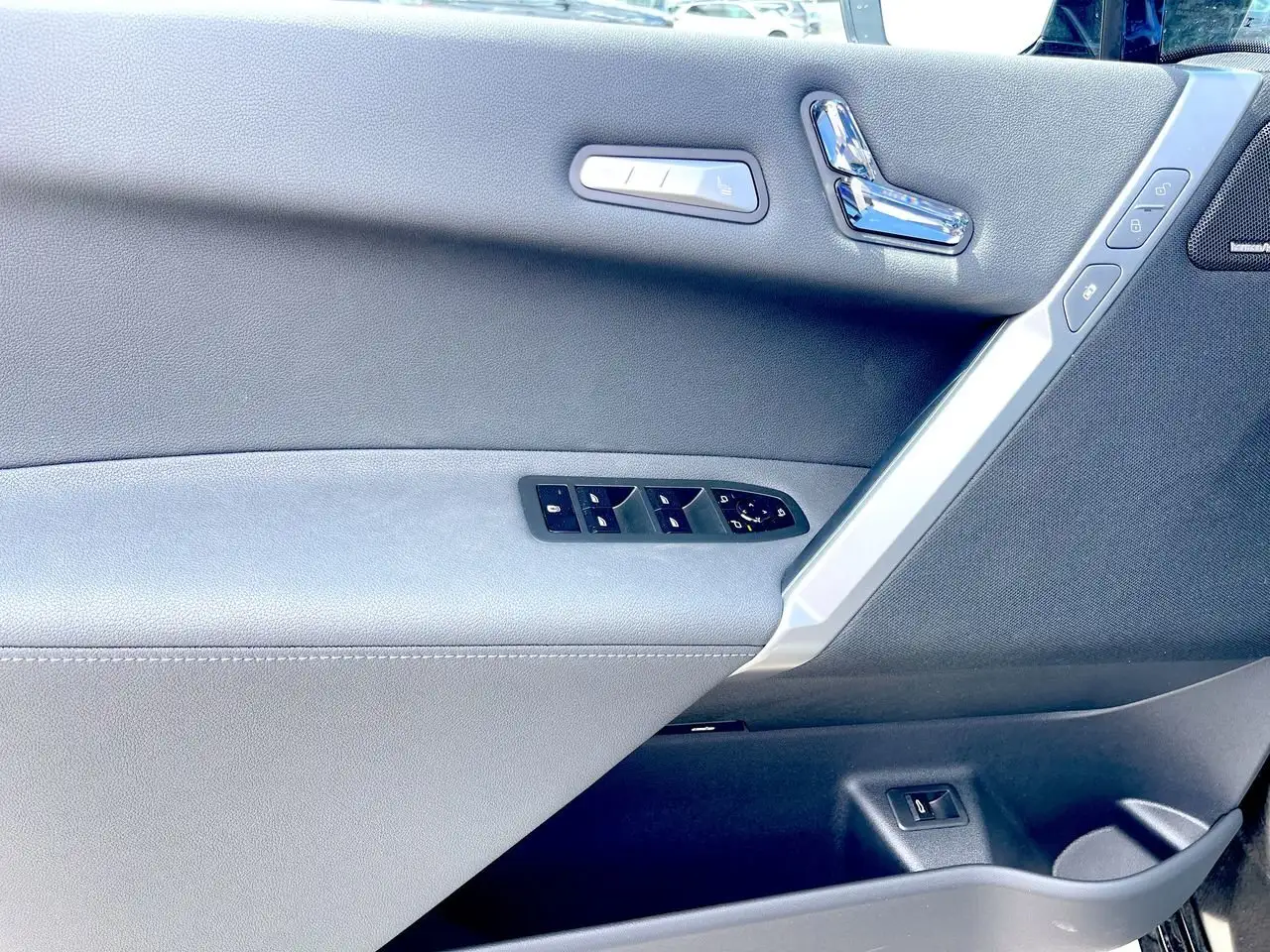 BMW iX photo BMW iX