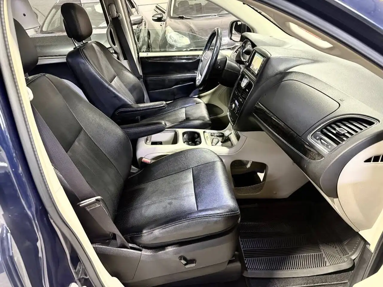 Chrysler Town & Country снимка Chrysler Town & Country