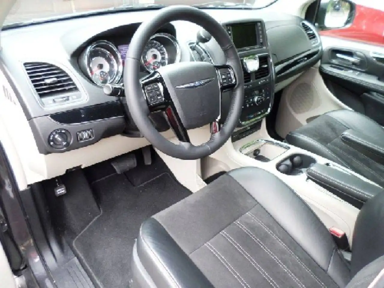Chrysler Town & Country снимка Chrysler Town & Country