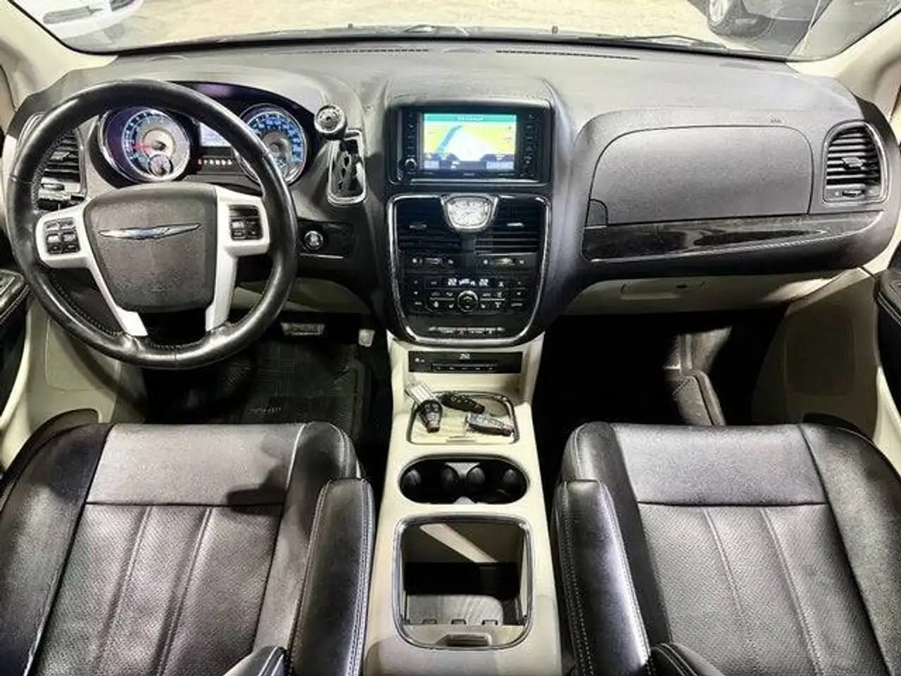 Chrysler Town & Country снимка Chrysler Town & Country