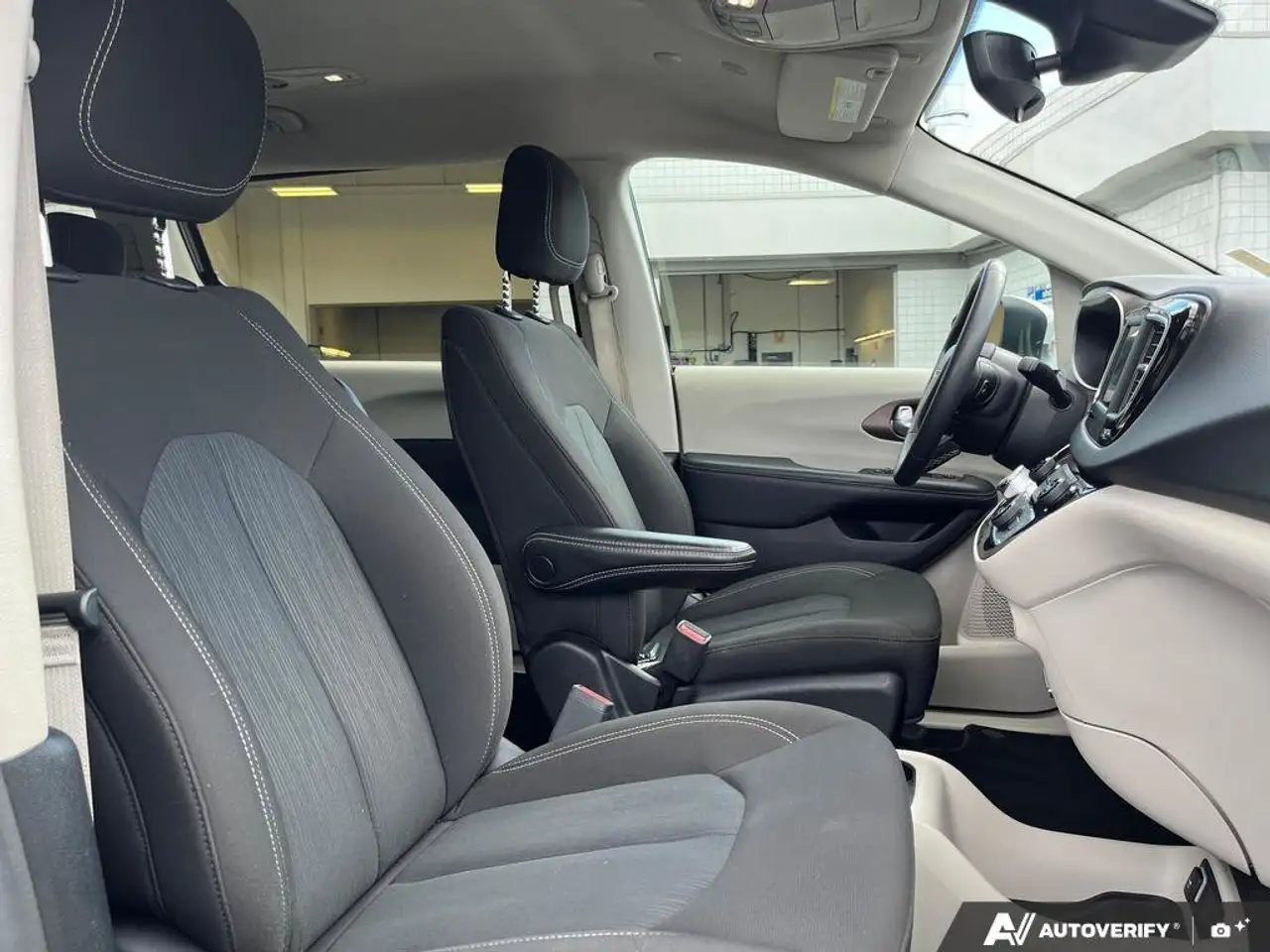 Chrysler Voyager photo Chrysler Voyager