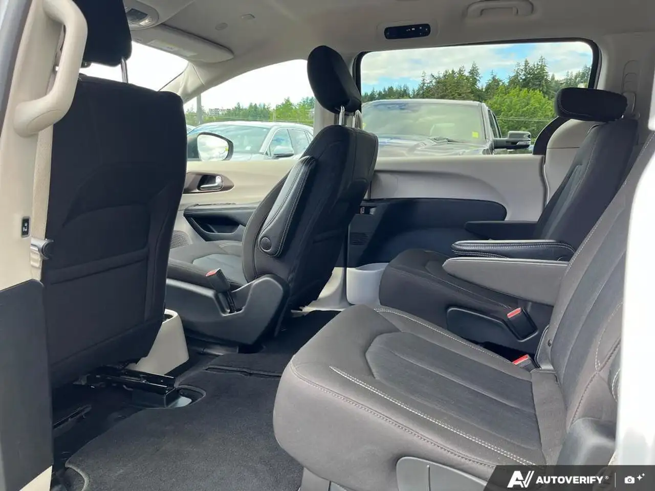 Chrysler Voyager photo Chrysler Voyager