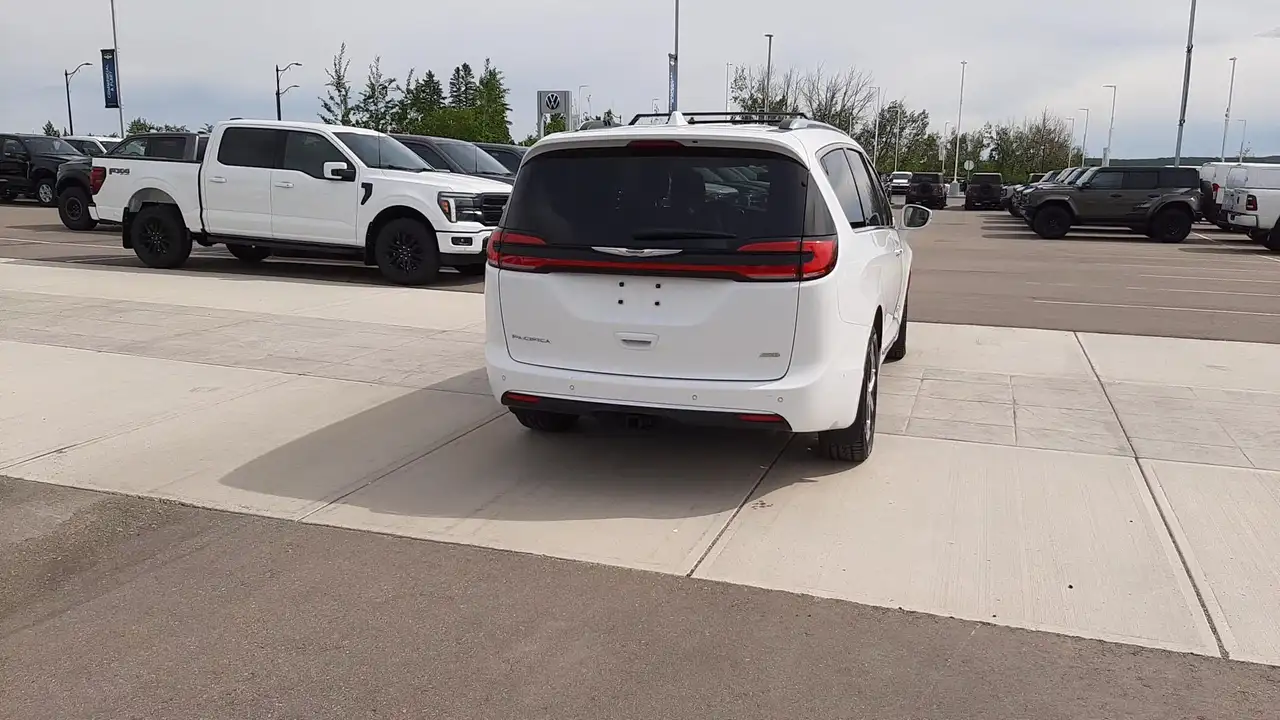 Chrysler Pacifica снимка Chrysler Pacifica