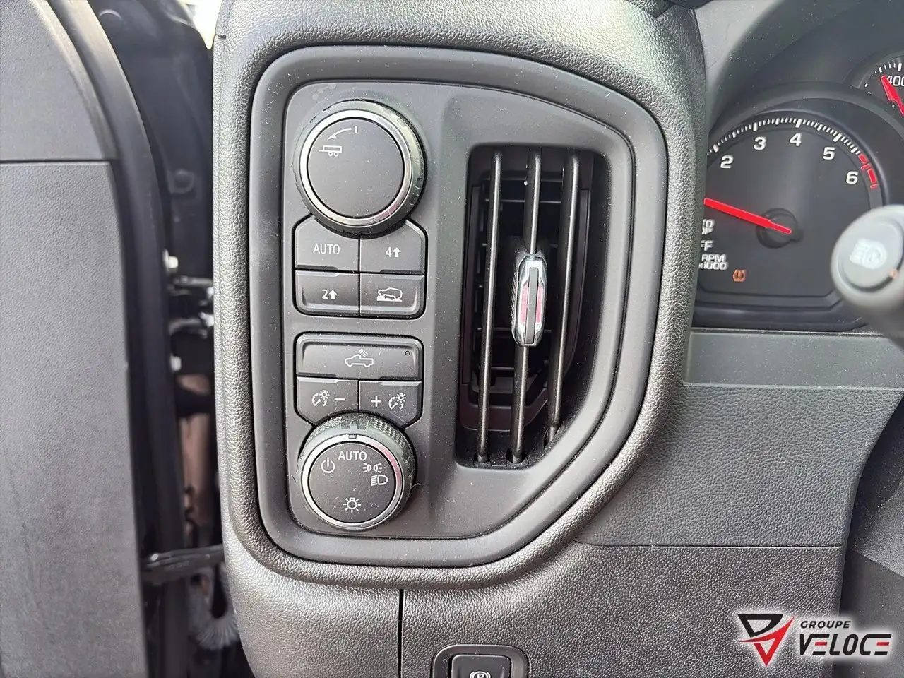 Chevrolet Silverado 1500 photo Chevrolet Silverado 1500