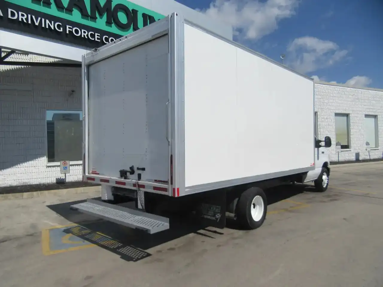 Ford E-450 снимка Ford E-450