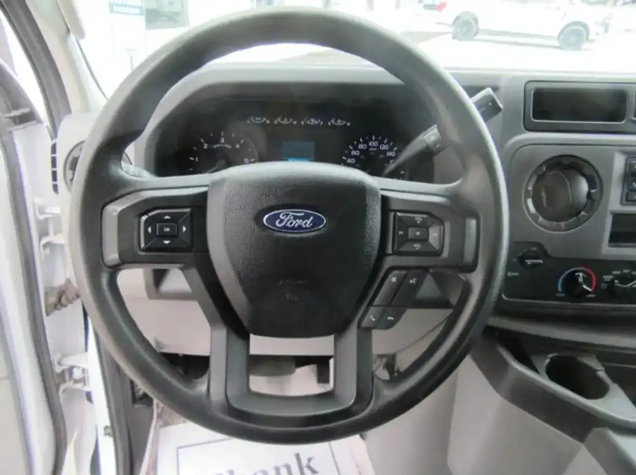 Ford E-450 снимка Ford E-450