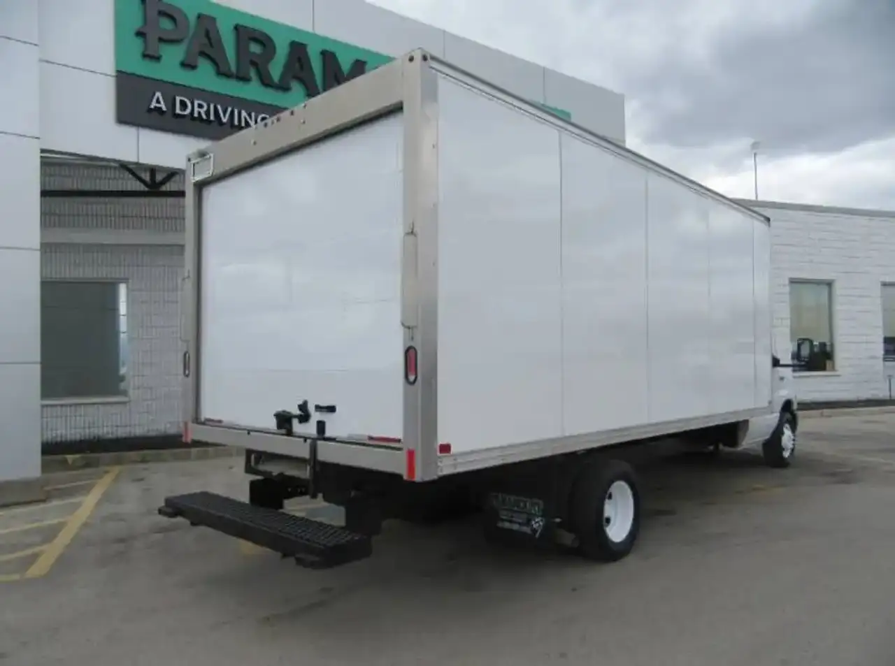 Ford E-450 снимка Ford E-450