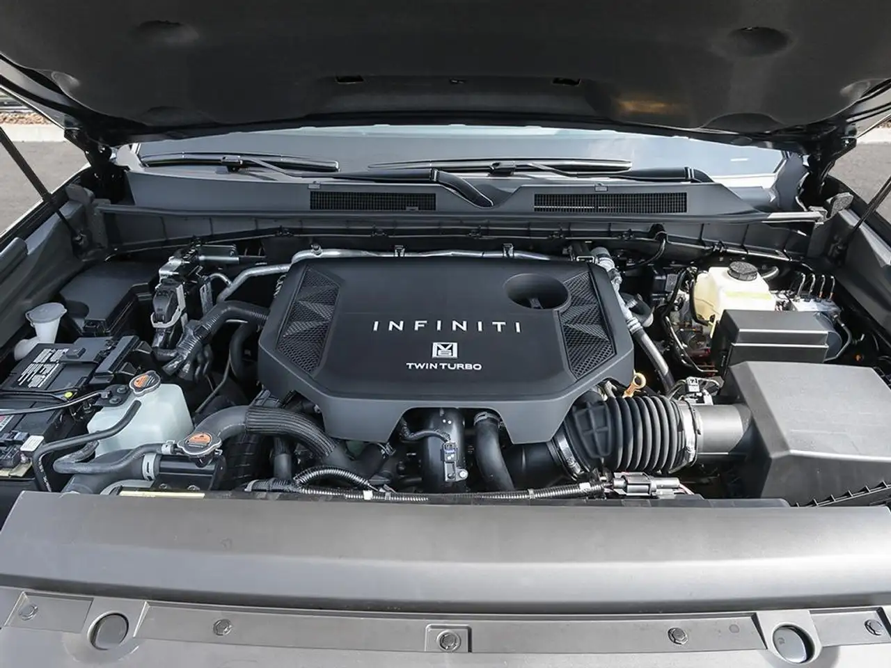 Infiniti QX80 снимка Infiniti QX80