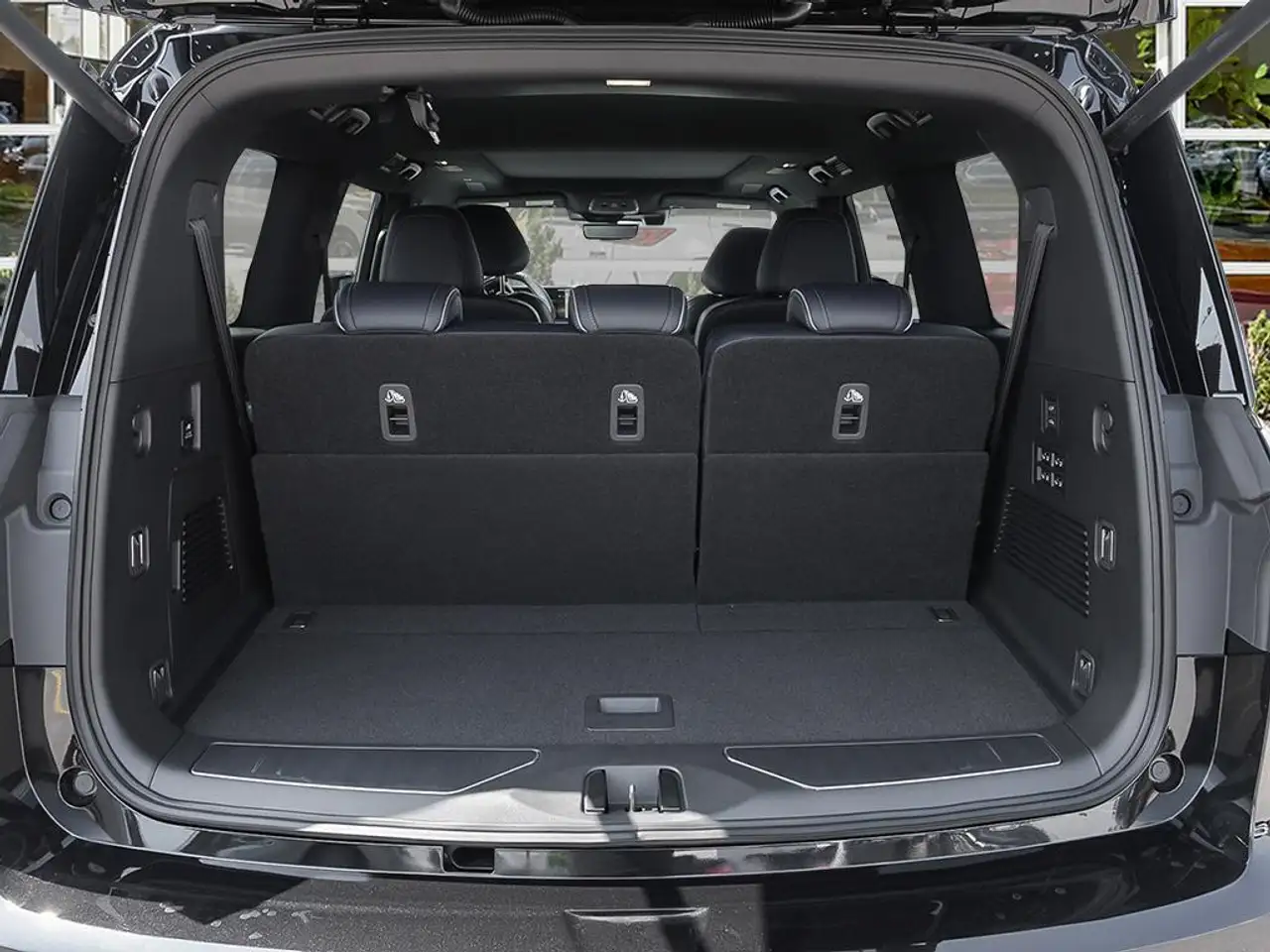 Infiniti QX80 снимка Infiniti QX80