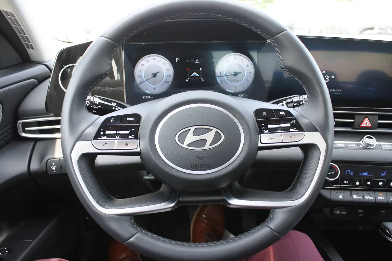 Hyundai ELANTRA снимка Hyundai ELANTRA