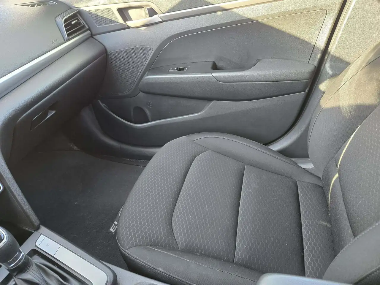Hyundai ELANTRA снимка Hyundai ELANTRA