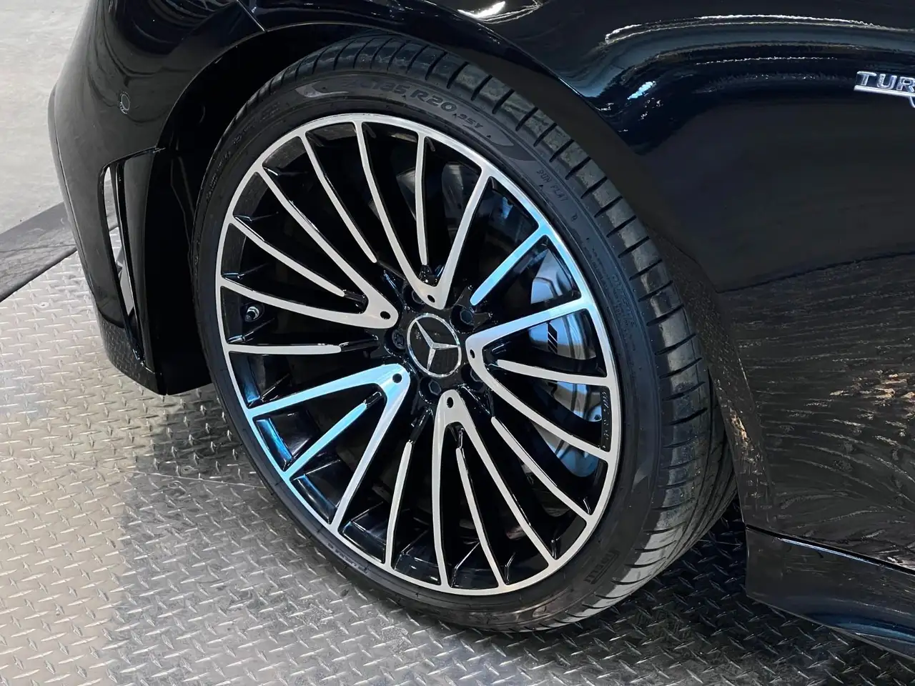 Mercedes-Benz CLS снимка Mercedes-Benz CLS