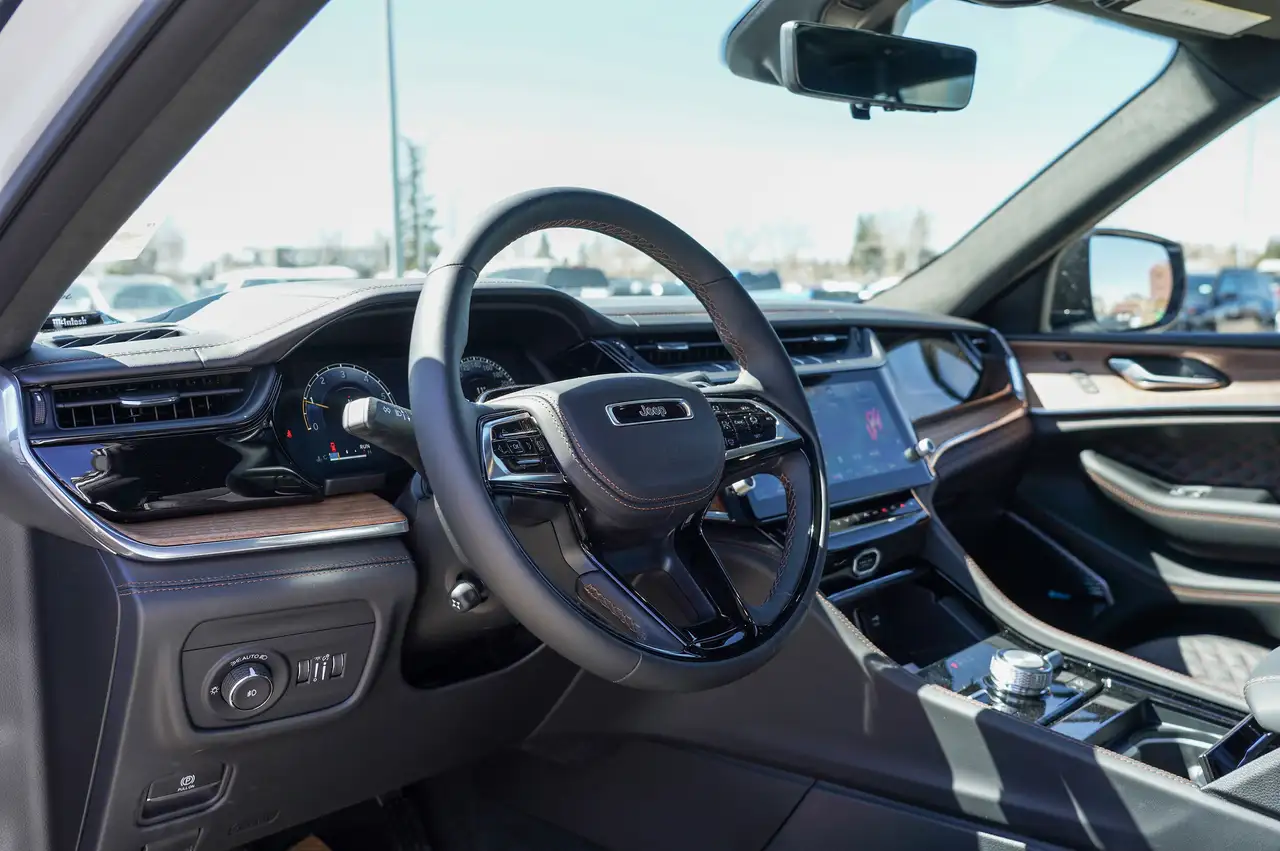 Jeep Grand Cherokee снимка Jeep Grand Cherokee