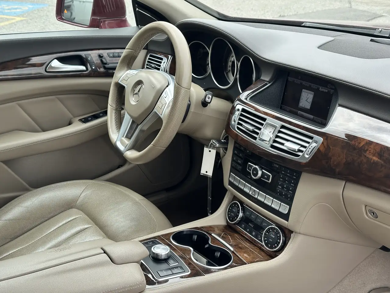 Mercedes-Benz CLS снимка Mercedes-Benz CLS
