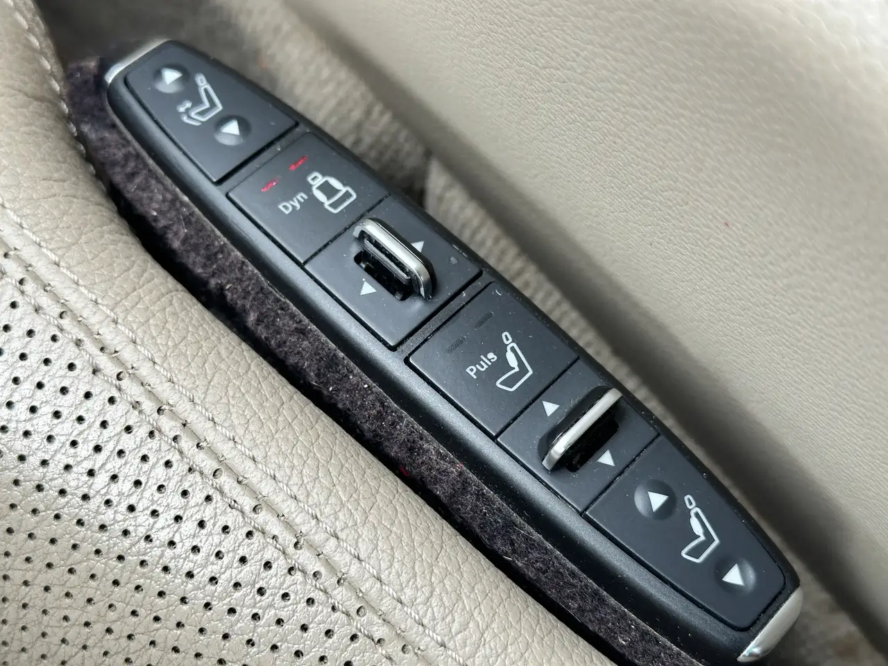 Mercedes-Benz CLS снимка Mercedes-Benz CLS