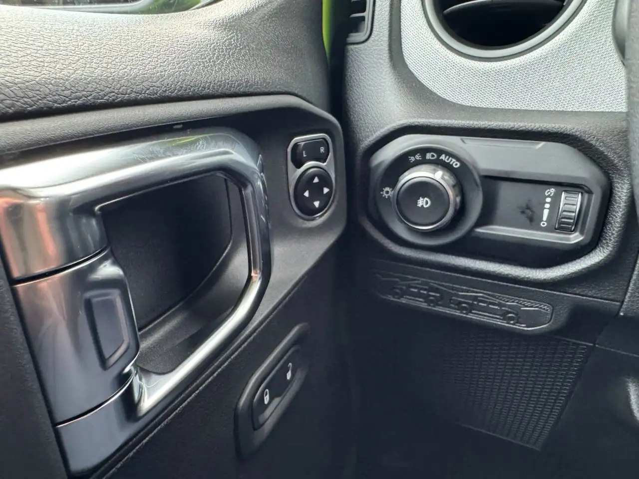 Jeep Wrangler снимка Jeep Wrangler