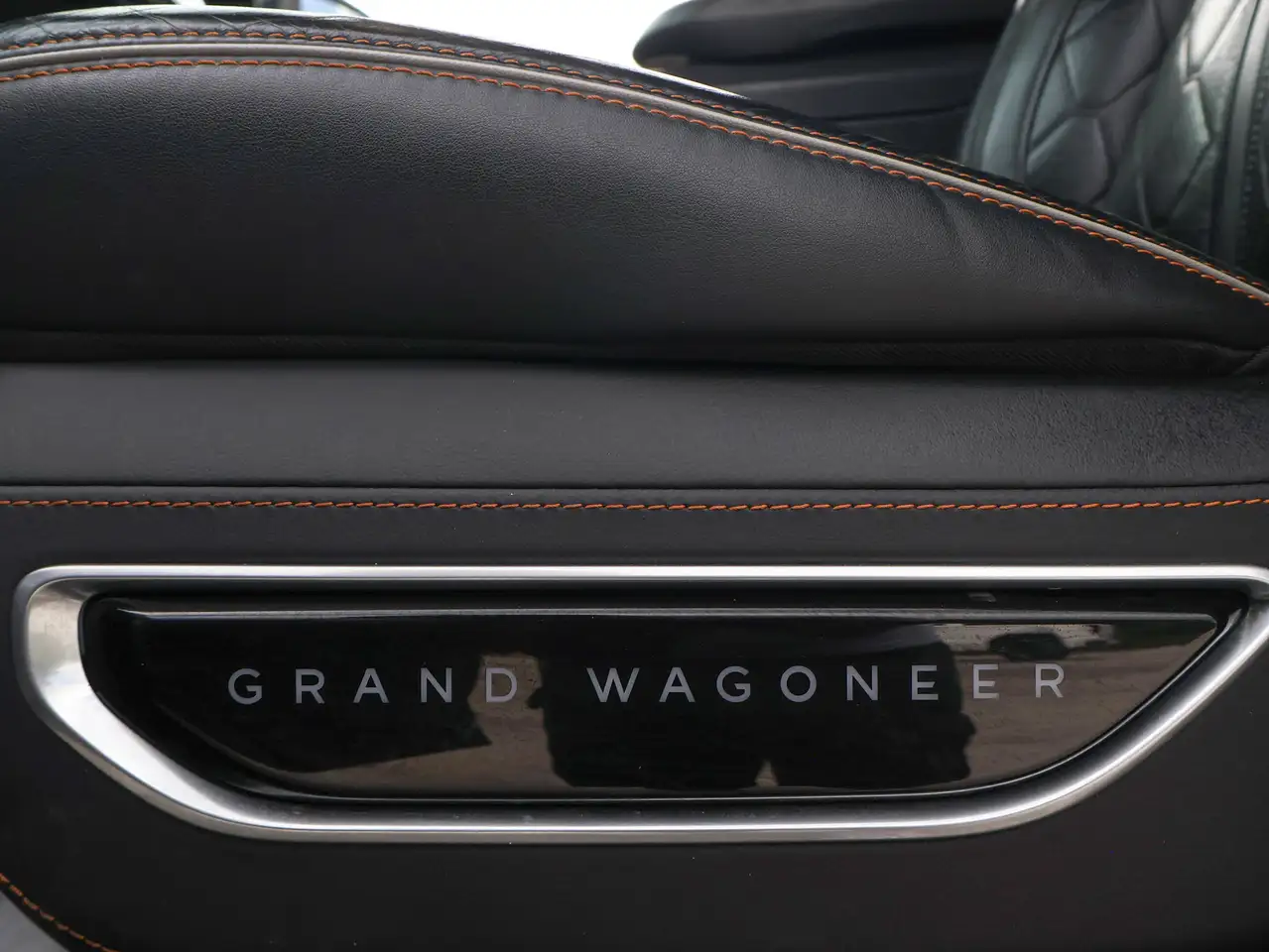 Jeep Grand Wagoneer снимка Jeep Grand Wagoneer