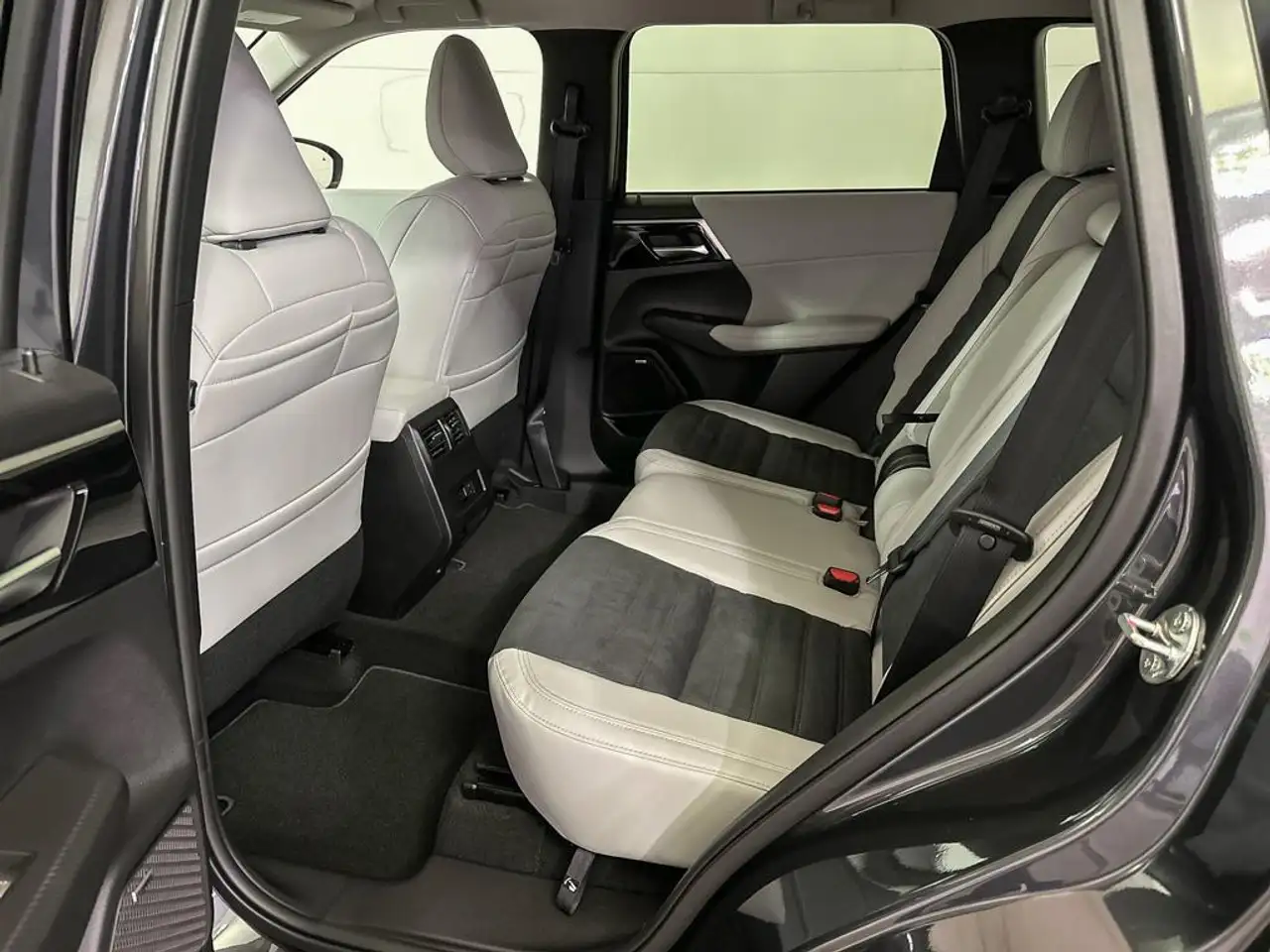 Mitsubishi Outlander снимка Mitsubishi Outlander