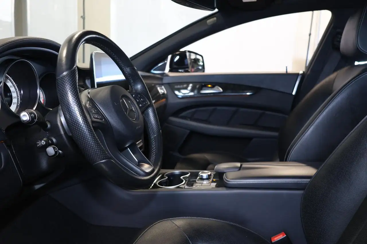 Mercedes-Benz CLS снимка Mercedes-Benz CLS