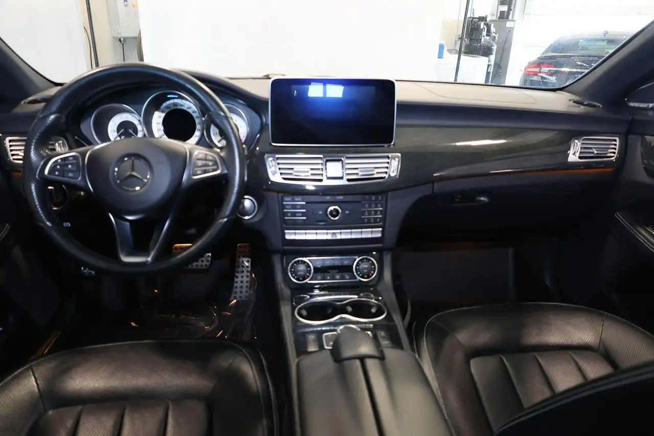 Mercedes-Benz CLS снимка Mercedes-Benz CLS
