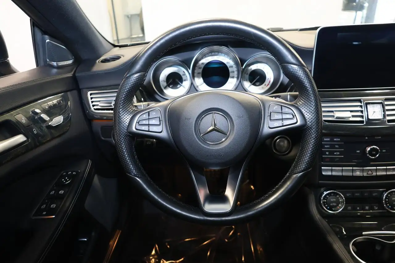 Mercedes-Benz CLS снимка Mercedes-Benz CLS