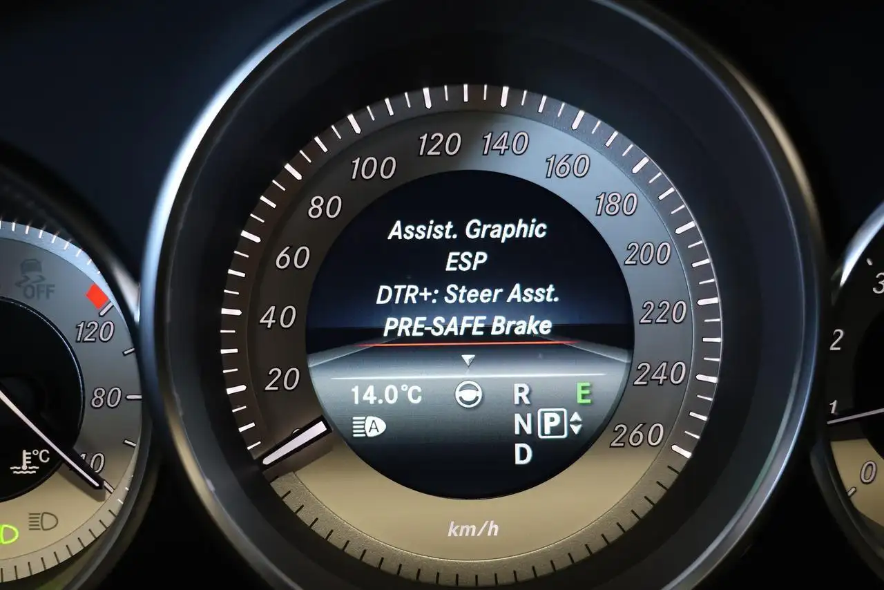 Mercedes-Benz CLS снимка Mercedes-Benz CLS