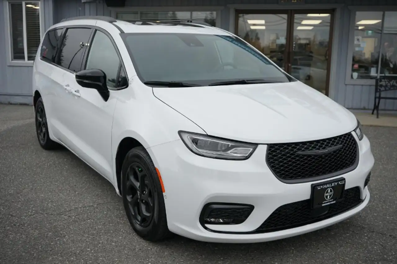 Chrysler Pacifica photo Chrysler Pacifica