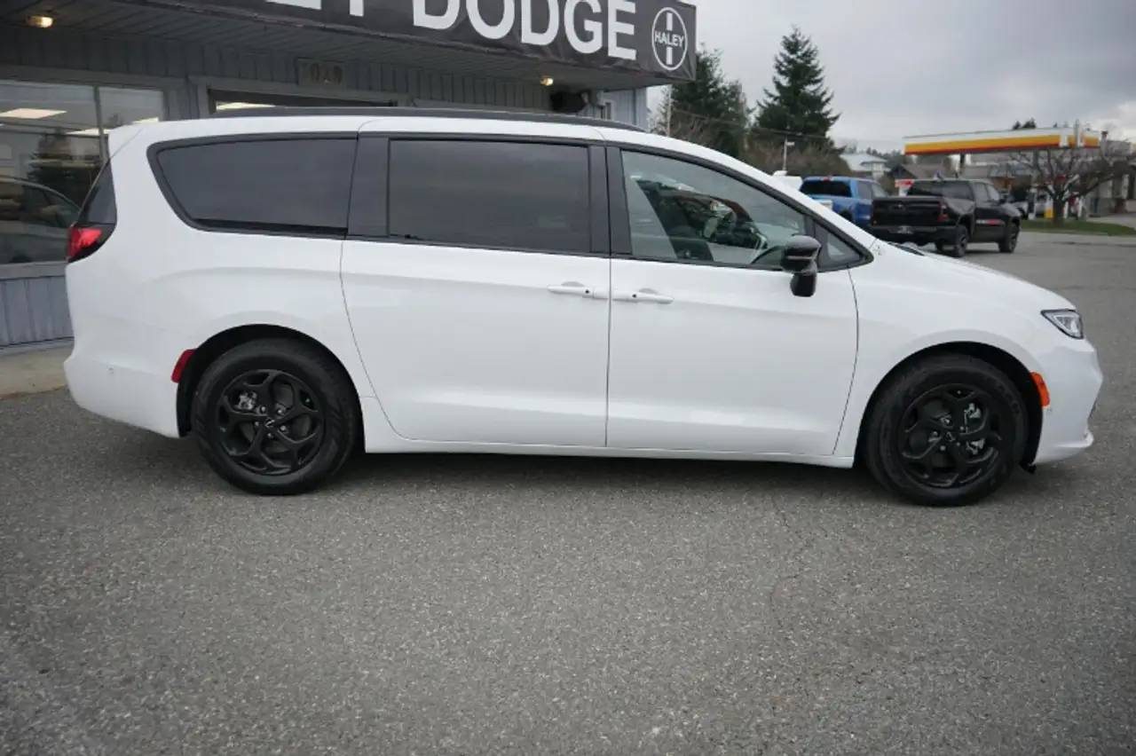 Chrysler Pacifica photo Chrysler Pacifica