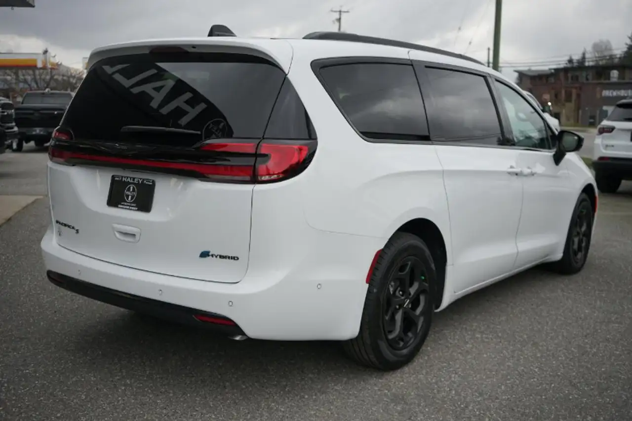 Chrysler Pacifica photo Chrysler Pacifica