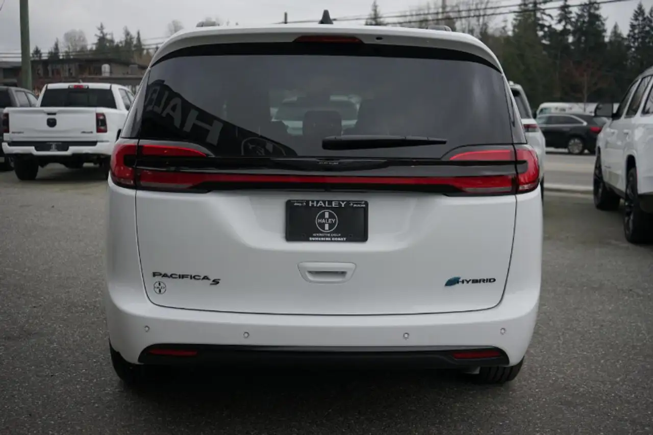Chrysler Pacifica photo Chrysler Pacifica