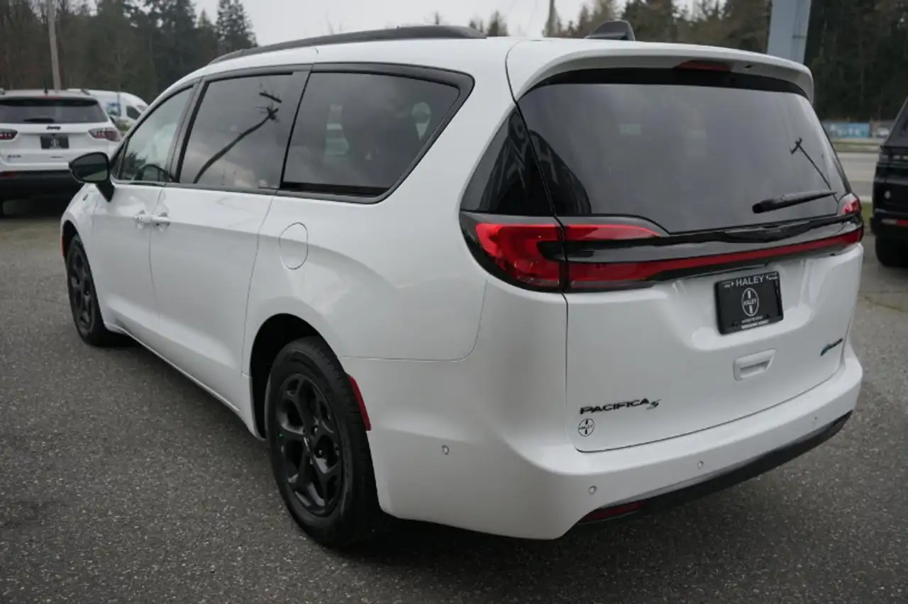 Chrysler Pacifica photo Chrysler Pacifica