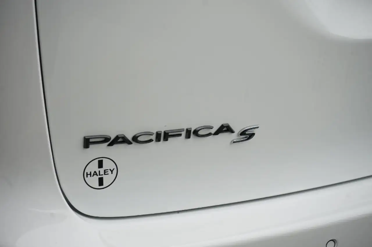 Chrysler Pacifica photo Chrysler Pacifica